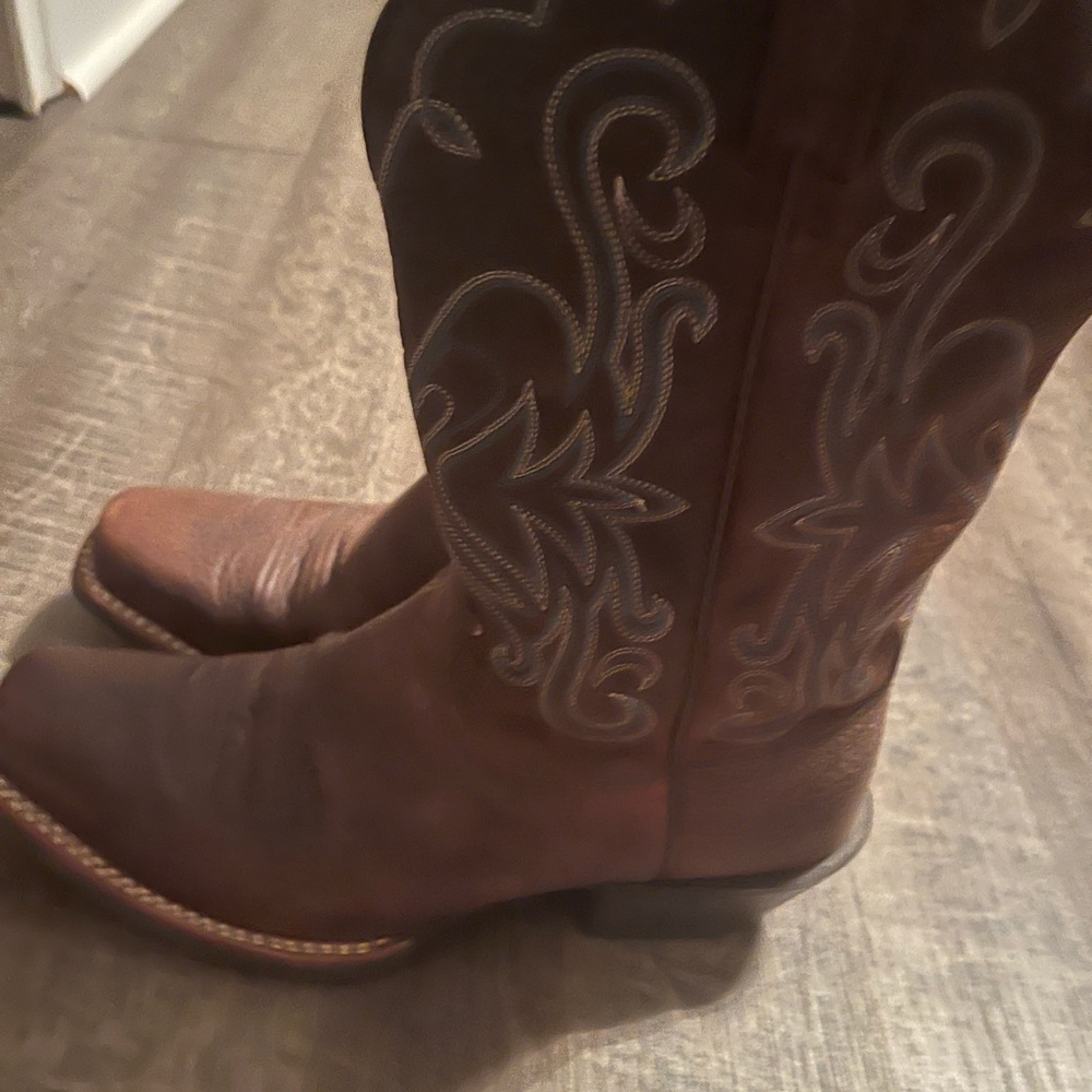 Ariat cowboy boots size 8.5